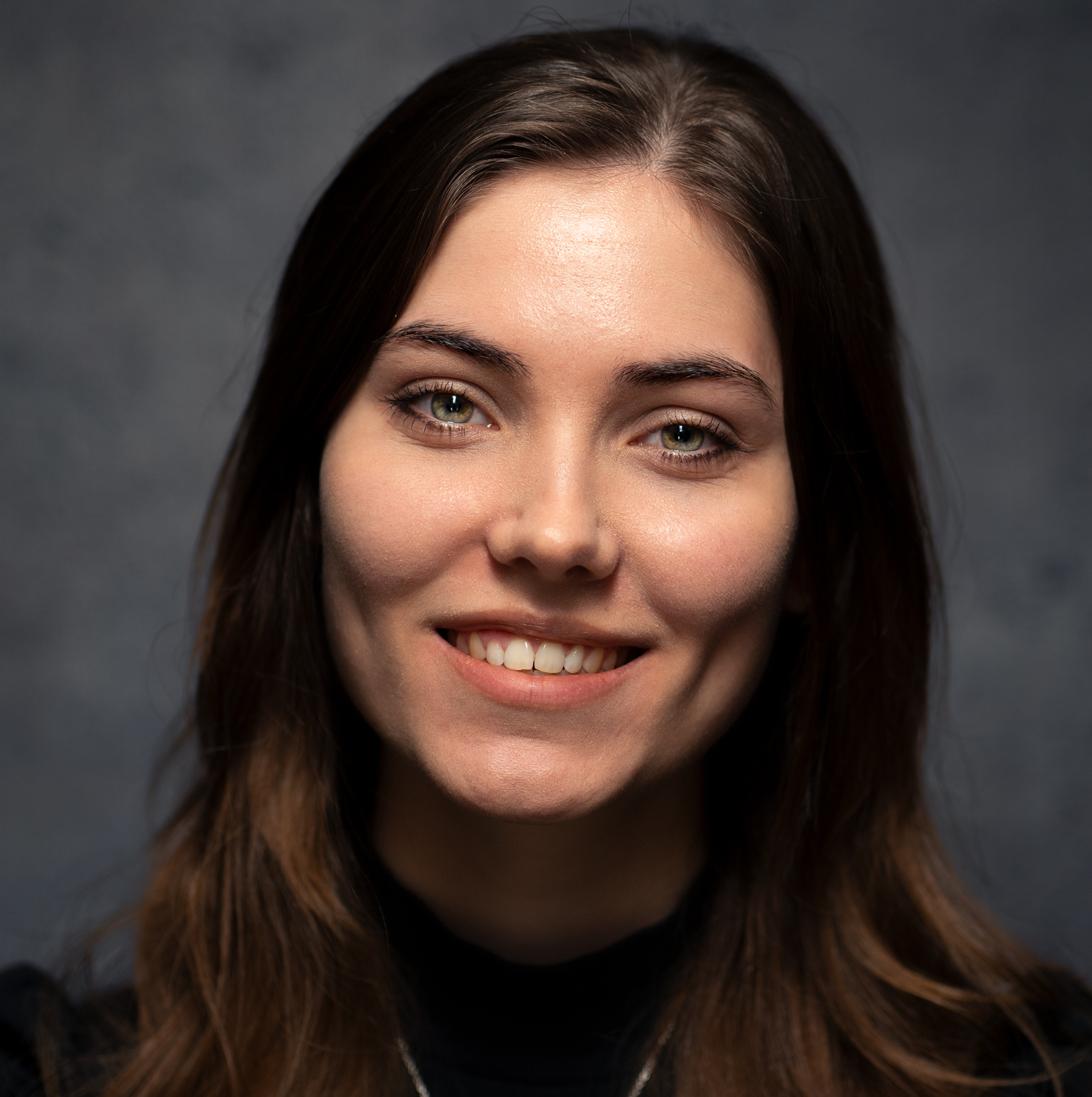 Portraitfoto von Kim Steffen. Sie blickt gerade in die Kamera und lächelt leicht. Sie hat braune lange Haare.
